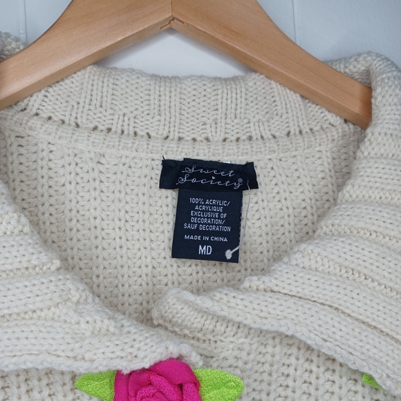 Chic Cream Cardigan with Pink Floral Details - Picture 2 of 10